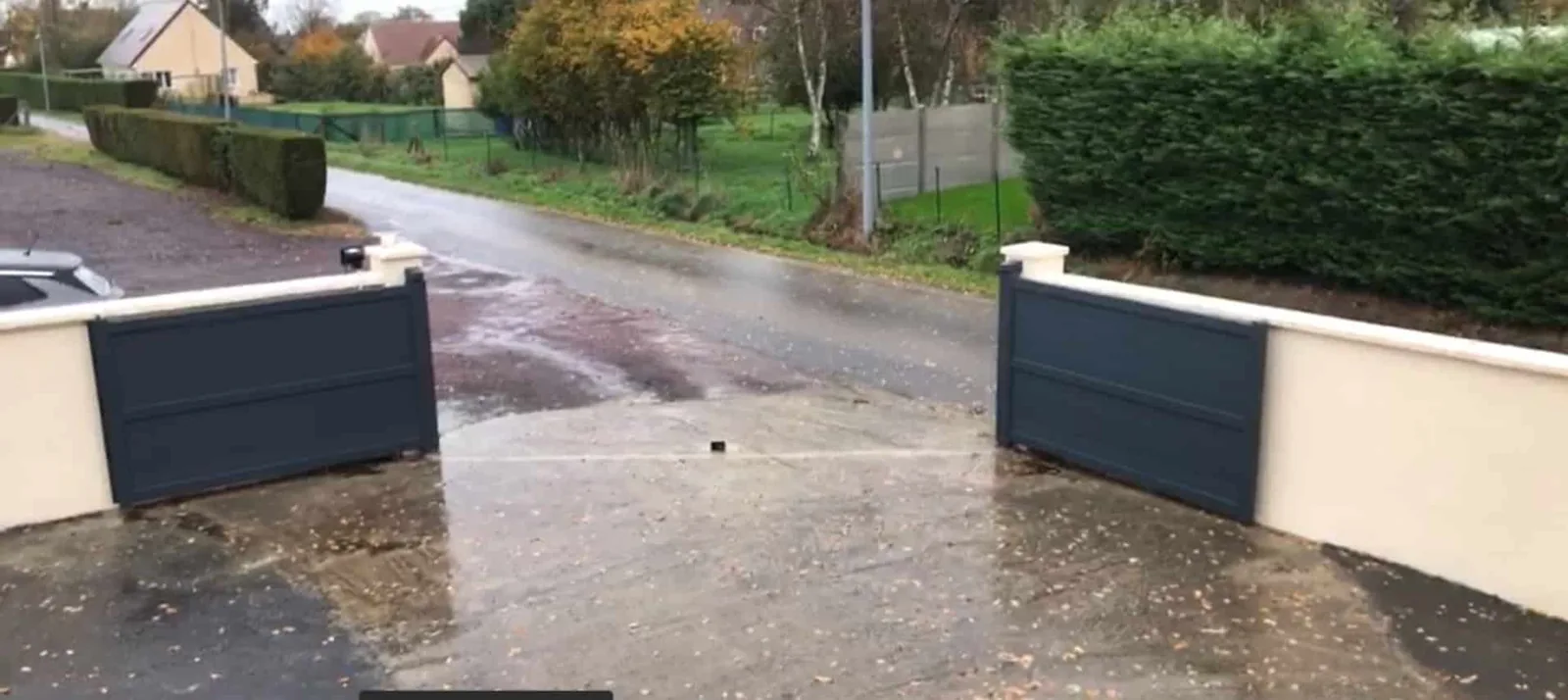 Réalisation à Fontenay-le-Fleury : Installation d’un Portail Anaé - Marque Kostum avec Motorisation Somfy