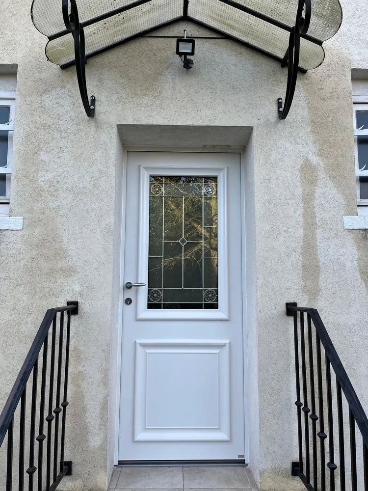 Réalisation à Saint-Leu-la-Forêt : Installation d’une porte Akimel en aluminium - Marque Bel’M — photo 2