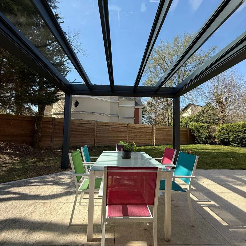 Réalisation à Saint-Prix : Installation d’une Pergola Brustor B800 à Toit en Verre — photo 2