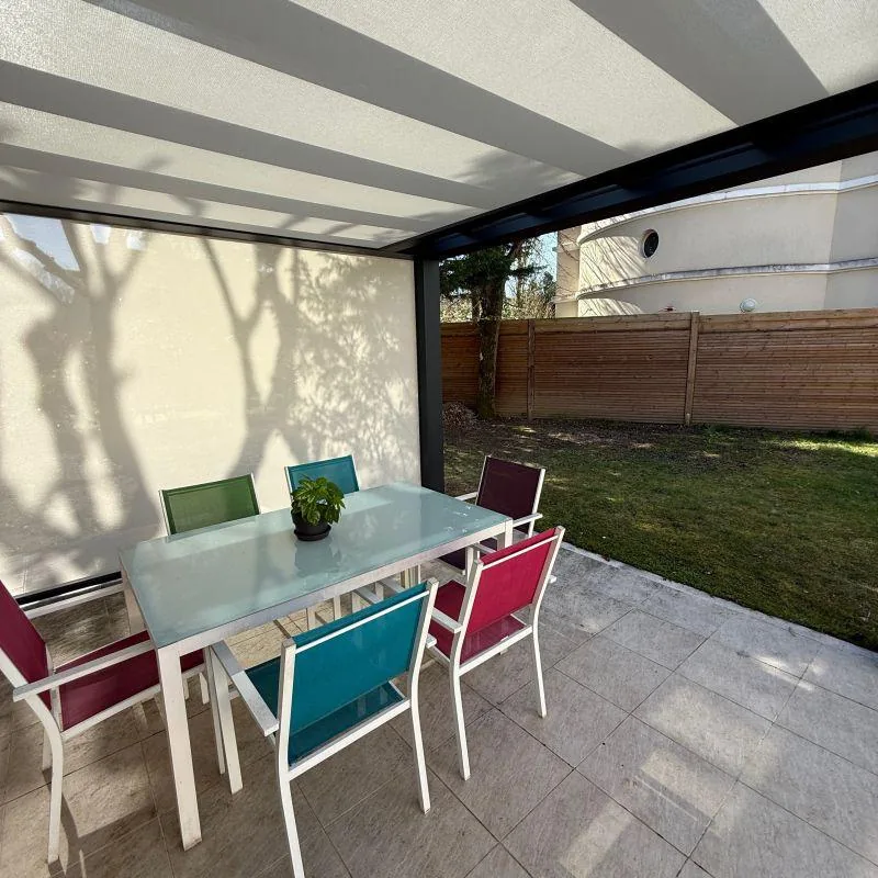 Réalisation à Saint-Prix : Installation d’une Pergola Brustor B800 à Toit en Verre — photo 3