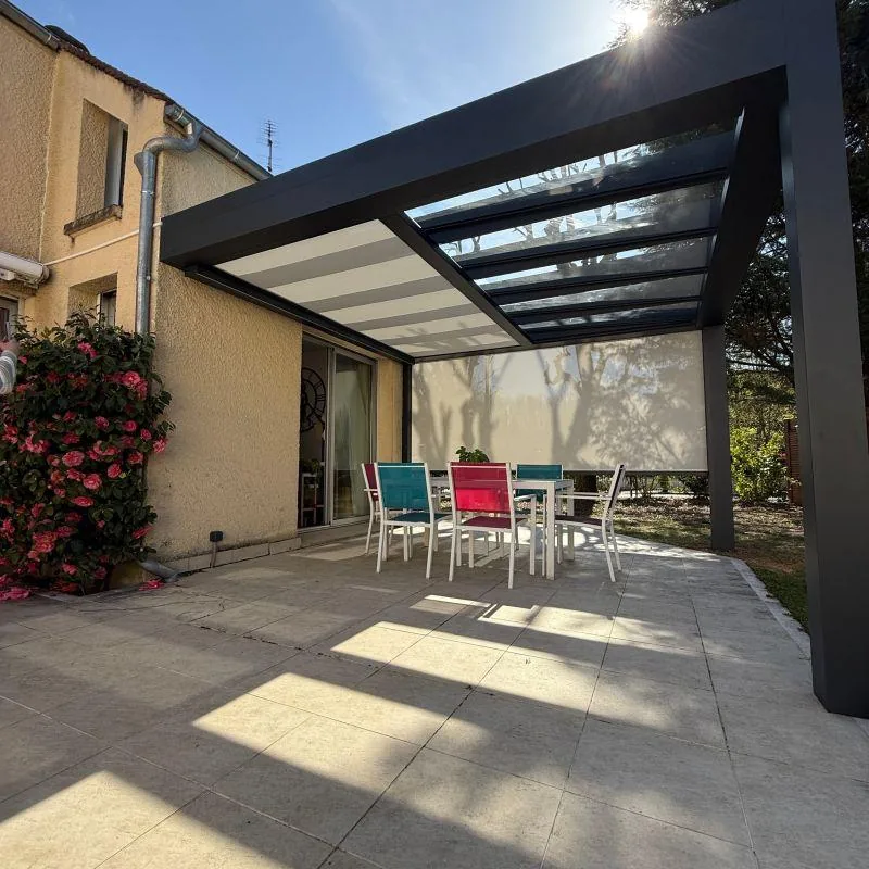 Réalisation à Saint-Prix : Installation d’une Pergola Brustor B800 à Toit en Verre
