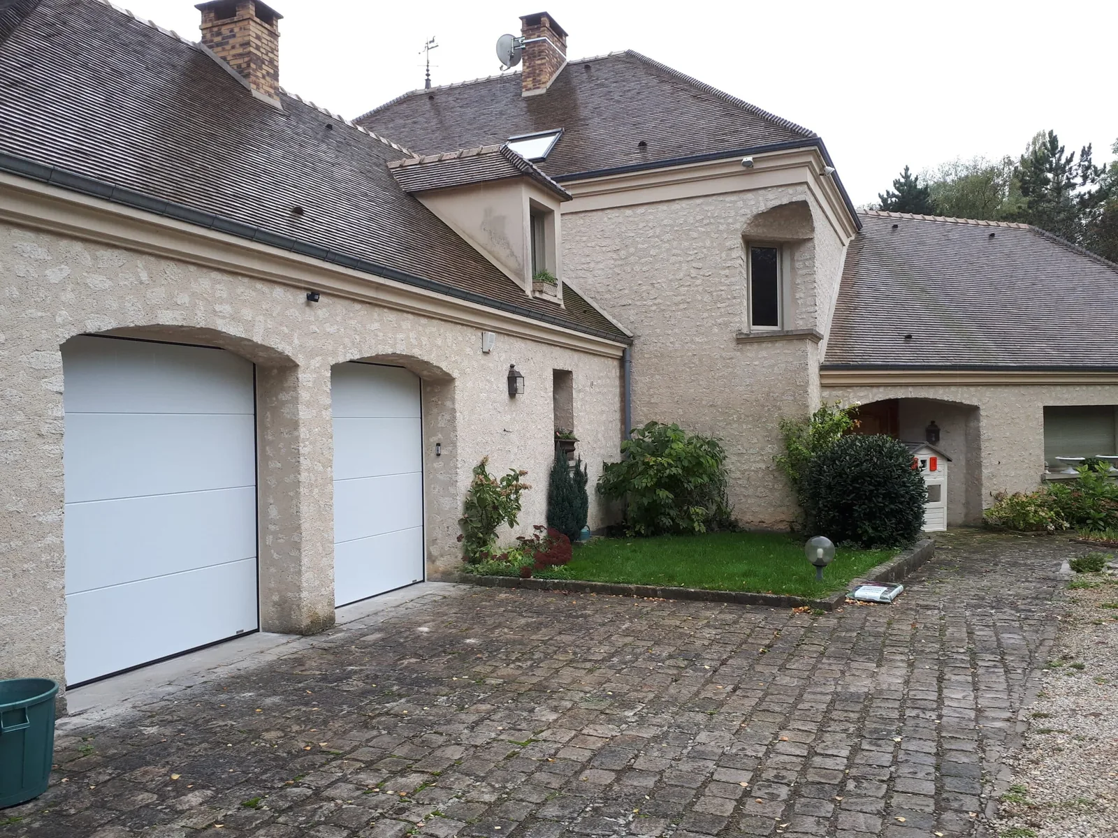 Réalisation à Voisins-le-Bretonneux : Installation de deux portes de garage sectionnelles GYPASSE